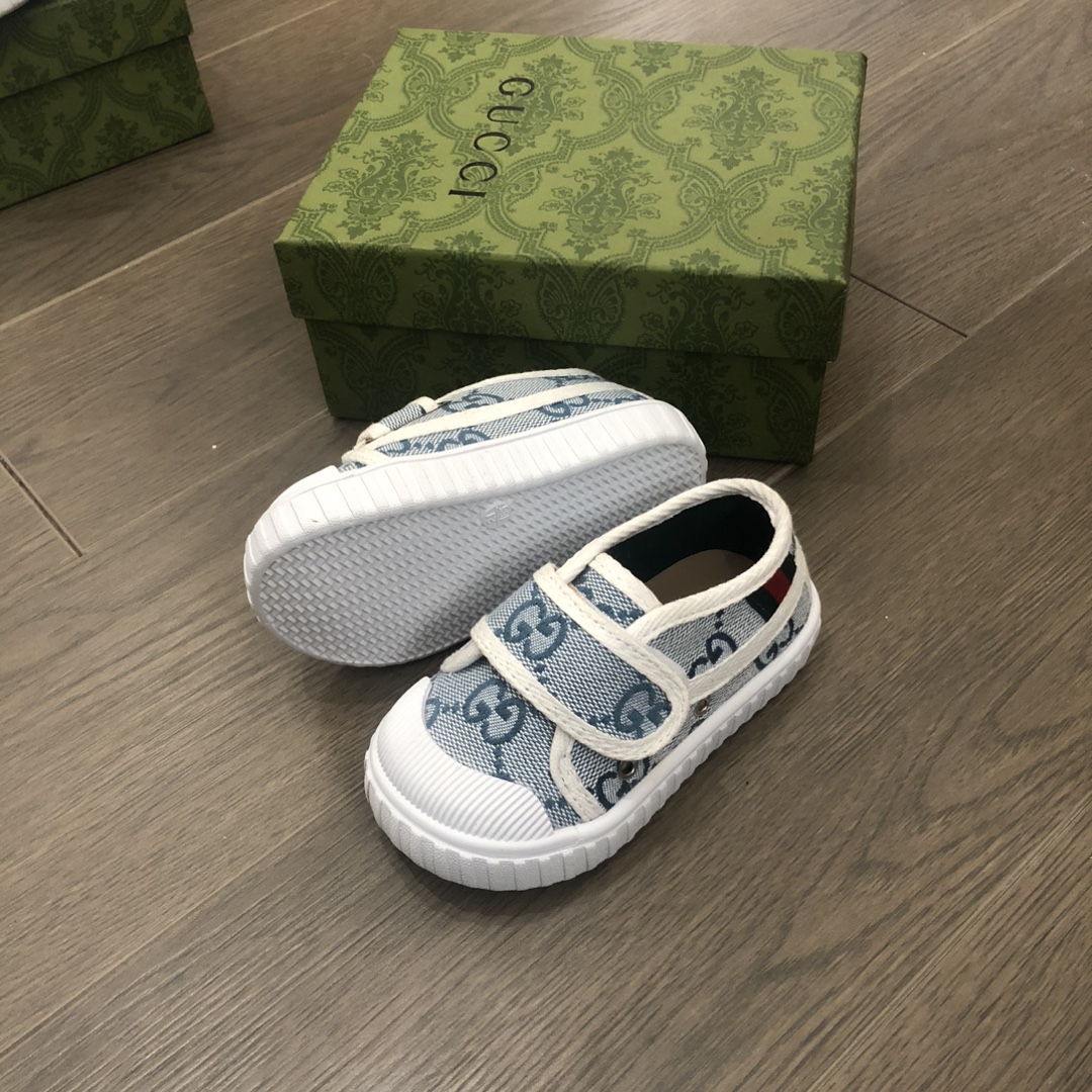 Children's shoes child